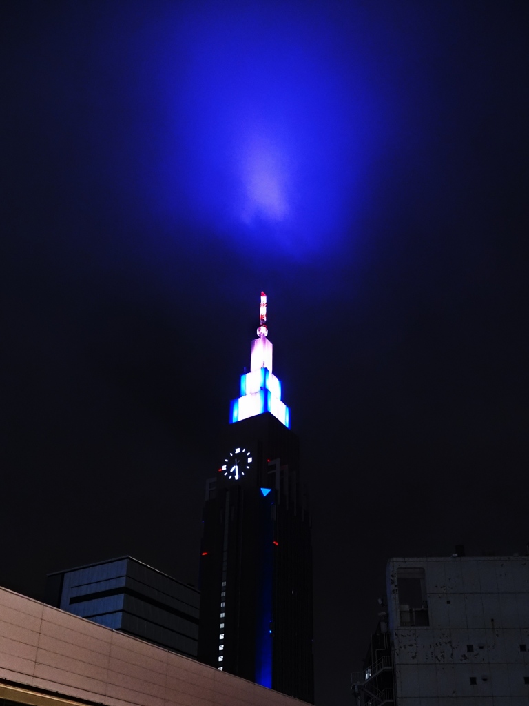 高層ビルに照らされる雲