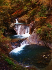 紅葉の七ツ釜五段の滝