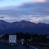 朝の東名。雲に隠れる富士山