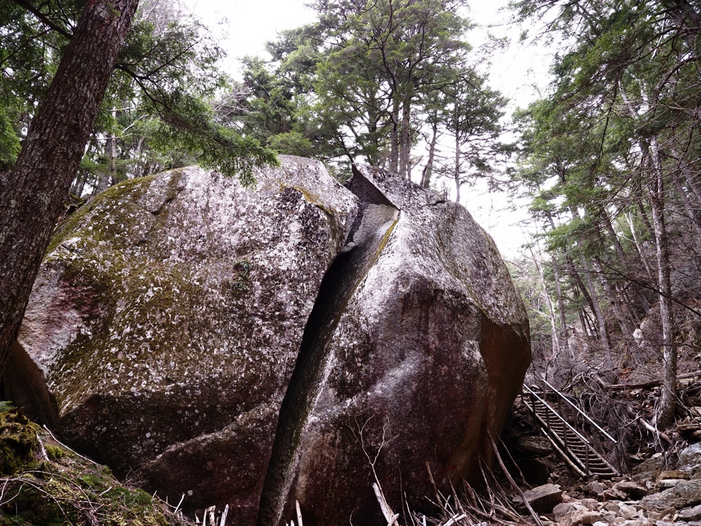 桃太郎岩