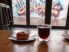 素敵なカフェ。bodumのグラスにコロンビア産のフルーティなコーヒー