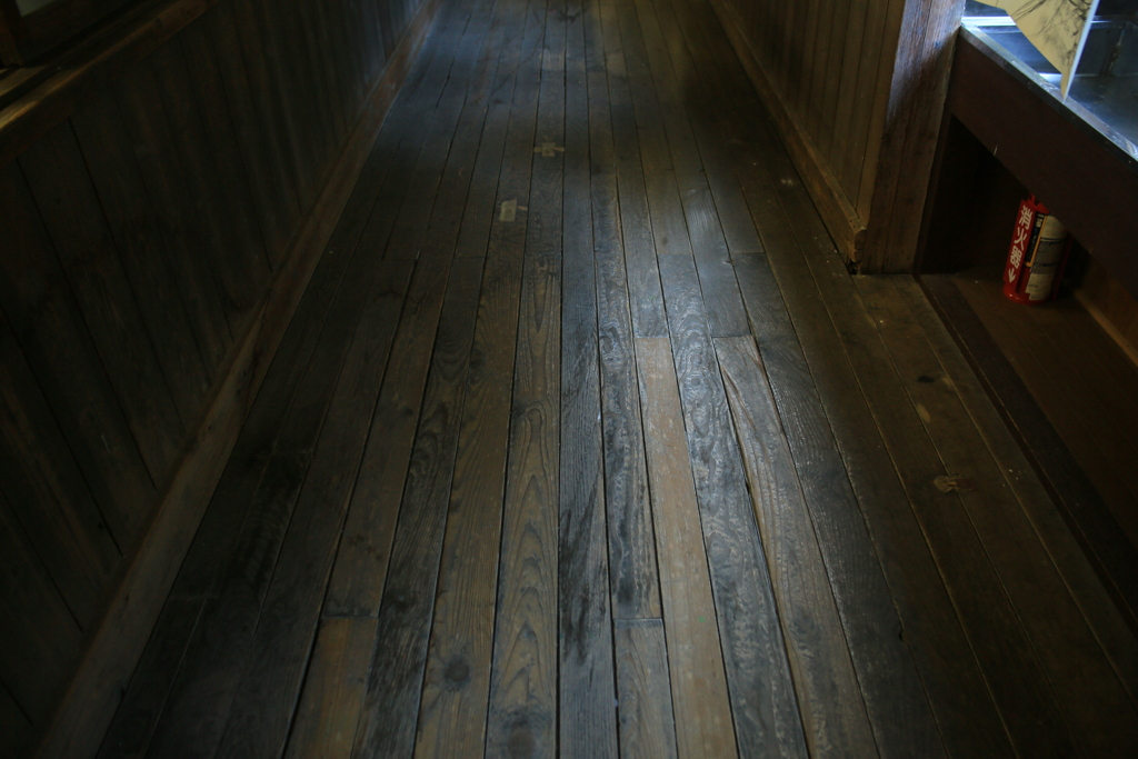 木造校舎の廊下