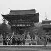 成人の日の京都巡礼　清水寺仁王門