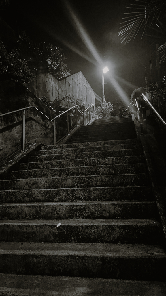 某日、夜の路地裏