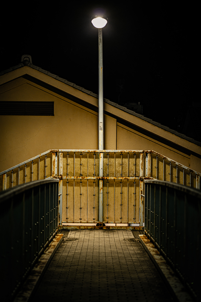 陸橋と街灯