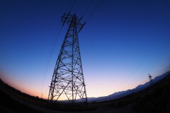 そびえ立つ送電塔