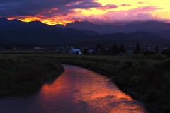 朝焼け映る里川