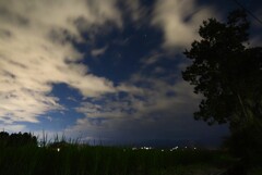 雲の隙間に輝く星