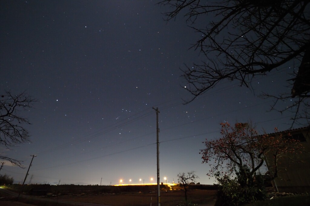 朝、月あかり残る星空