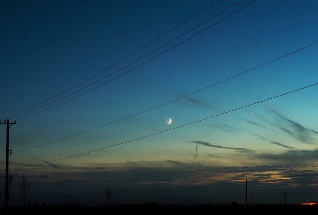 夕暮れどきの三日月と金星