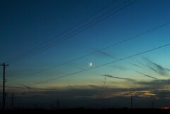 夕暮れどきの三日月と金星