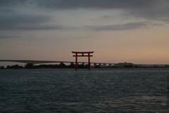 佇む