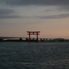 佇む