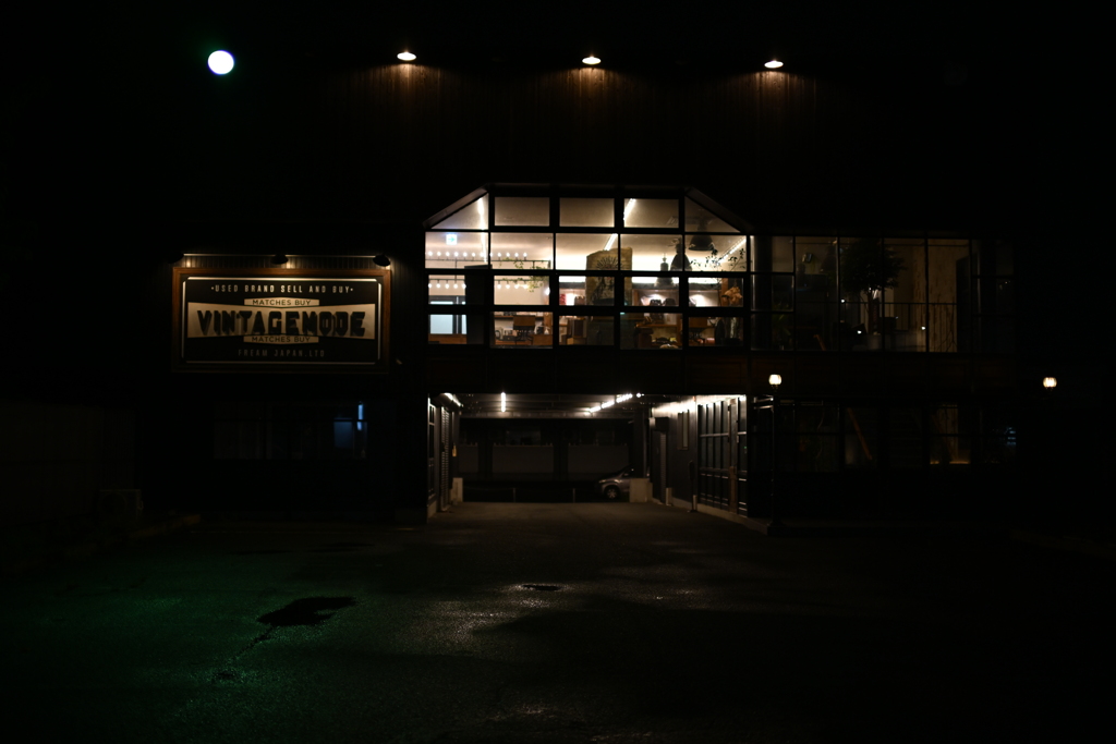 夜も眠らず