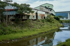 山の中の工場