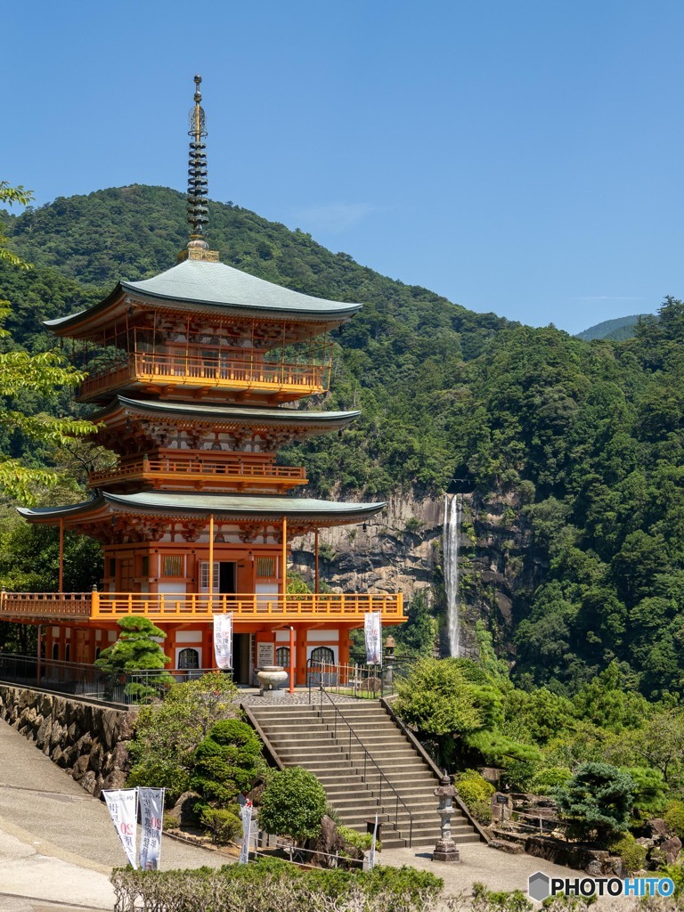 那智山青岸渡寺三重塔と那智の滝