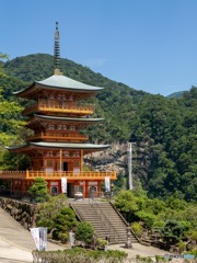 那智山青岸渡寺三重塔と那智の滝