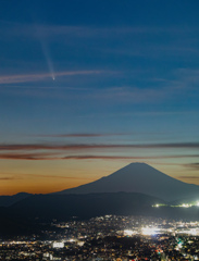 富士山と夜景と彗星と