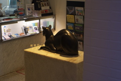 エントランスの猫像