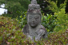 植木に埋もれた仏