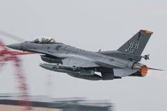 横田基地友好祭2025　F-16デモフライト