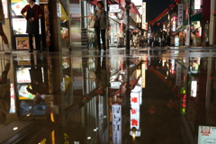 中華街の水溜リフレクション