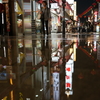 中華街の水溜リフレクション