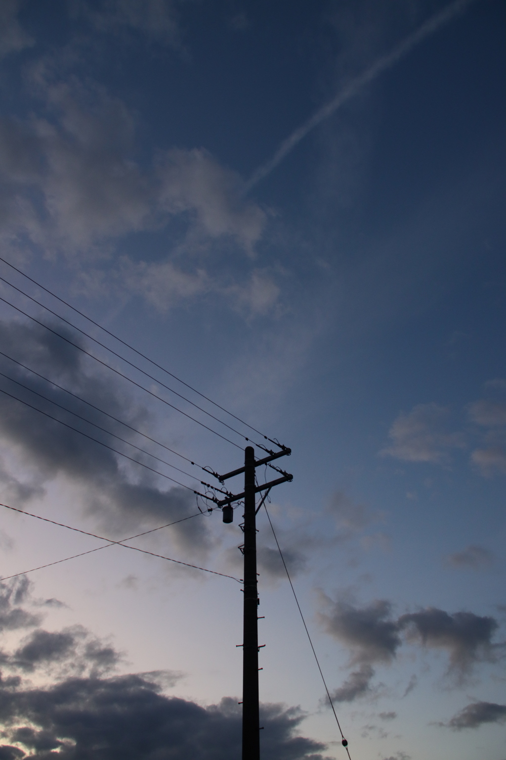 電柱と飛行機雲