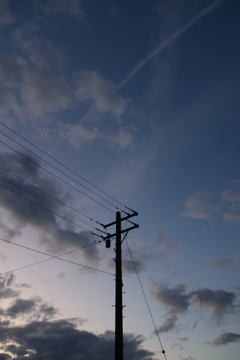 電柱と飛行機雲