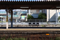 誰もいない駅のホーム