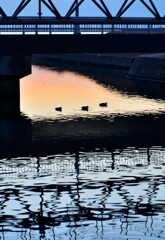 夕映えの橋下にて