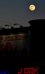 街角の満月