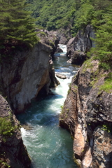 峡谷を裂く