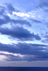 青の詩：空と雲と小さな月