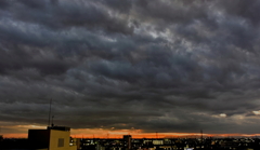 黒雲の抱擁と夕日の囁き