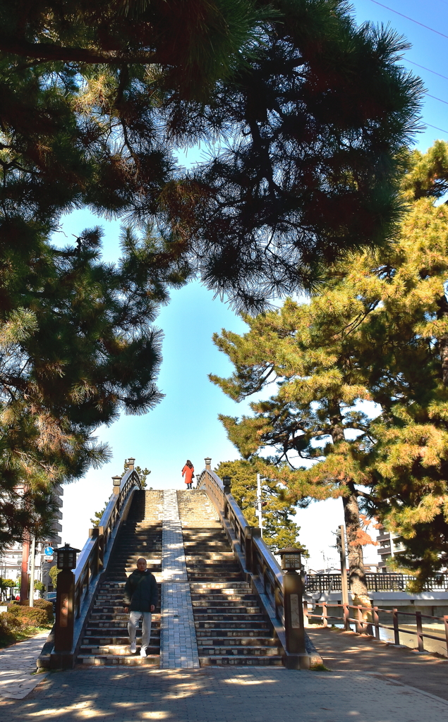 男が降りて女は昇る