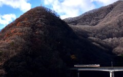短日の山間を走る