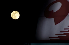   2・2 満月が看板を見ている
