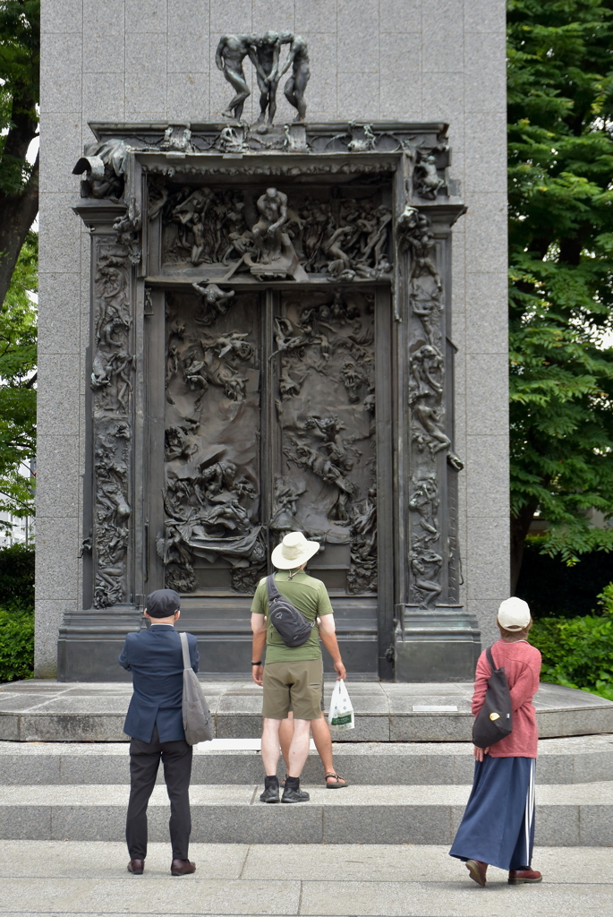 彫刻を見詰る人々の思索