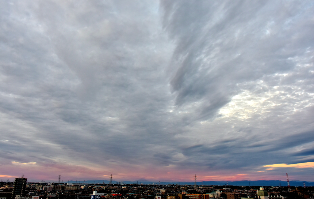 雲が街を覆う朝