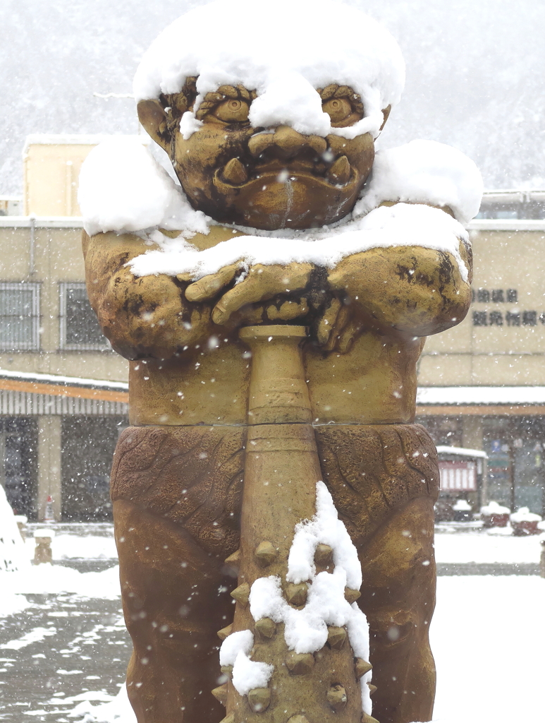 雪を受ける鬼