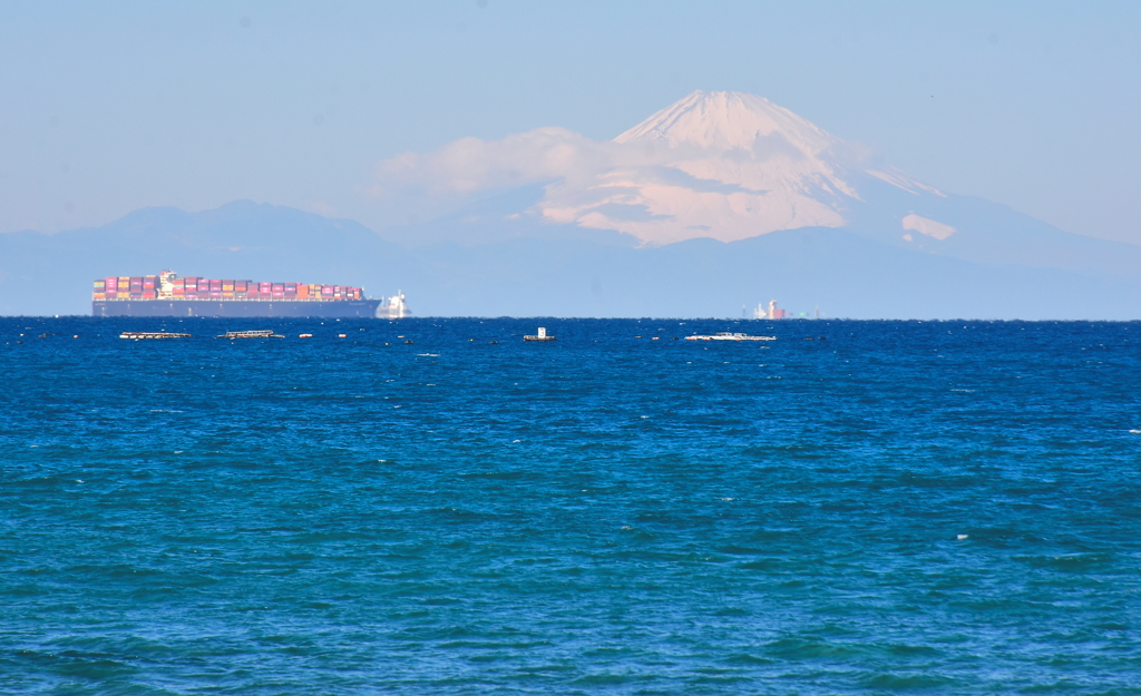 碧き海、白き山、赤き船