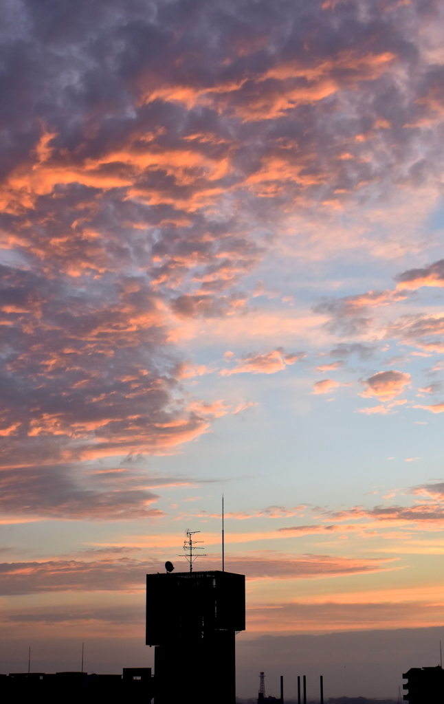 紅の空が朝を告げる