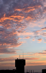 紅の空が朝を告げる