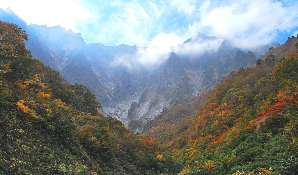 神と悪魔とが住む山