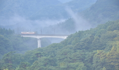 朝霧を裂く始発電車