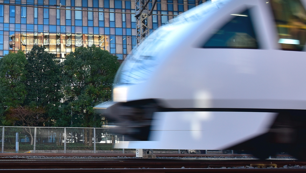 電車が駆ける街は佇む