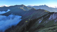 夕光に輝く常念山系から穂高への稜線