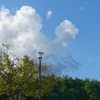 秋晴れ　街灯と空