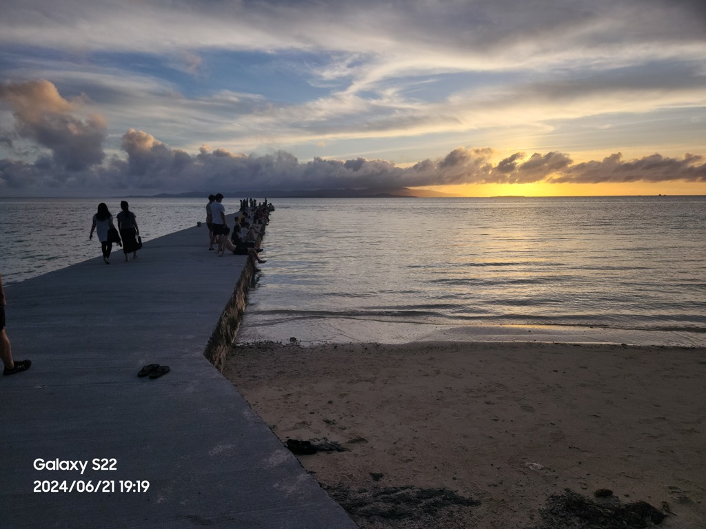 竹富の夕日と海